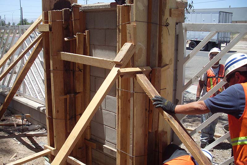 As a result of the 201 Mexicali earthquake, Frito Lay Sabritas absorbed damage to its security fence. Crews installed temporary braces shown above to reinforce and stabilize the fence, then provided permanent repairs based on the final design and scope.